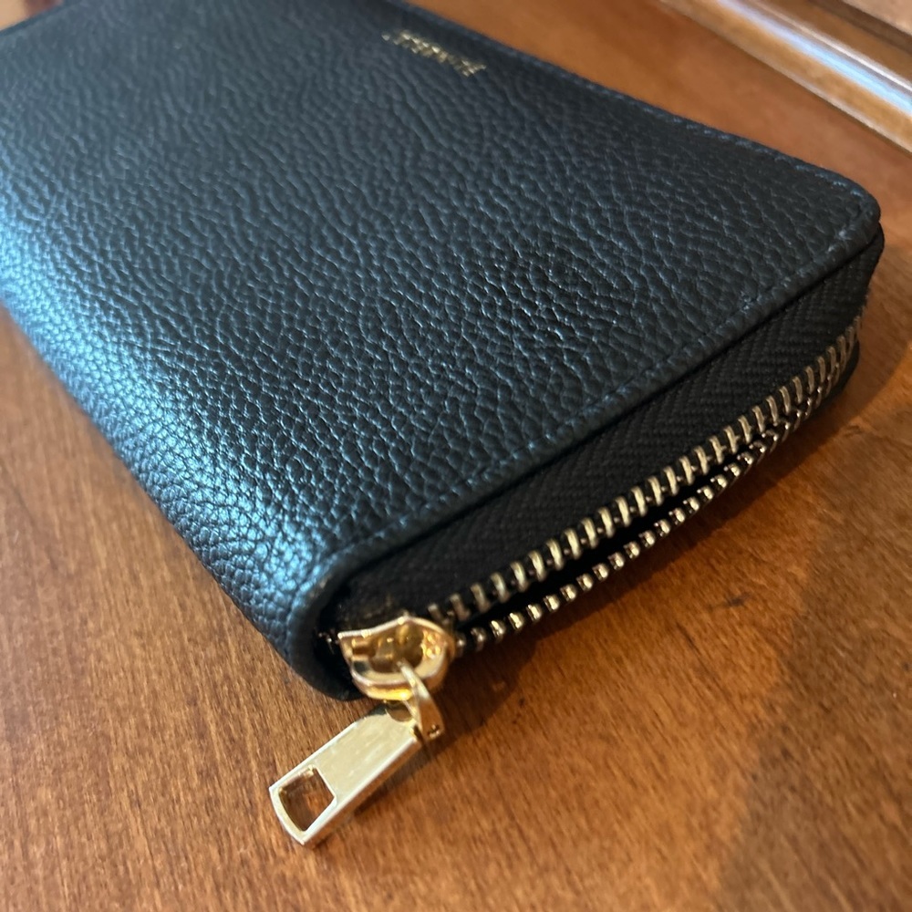 L Eternite Women’s Zippered Black Wallet - Picture 4 of 11